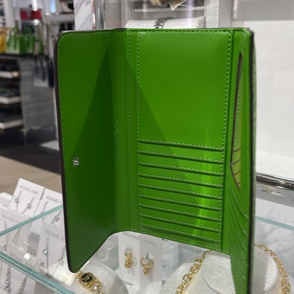 Michael Kors Jet Set Large Logo Trifold Wallet
Jungle Green 
NWT - Picture 10 of 16